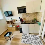 *Paris* Petit Studio Emeraude